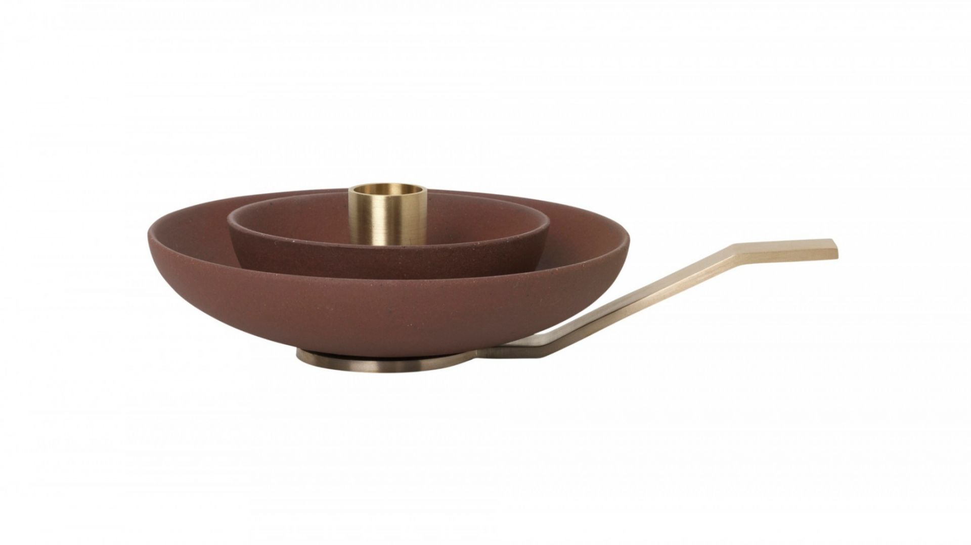 Ferm Living Around Candle Holder: Brauner Kerzenhalter mit goldenem Griff und Kerzenaufnahme.